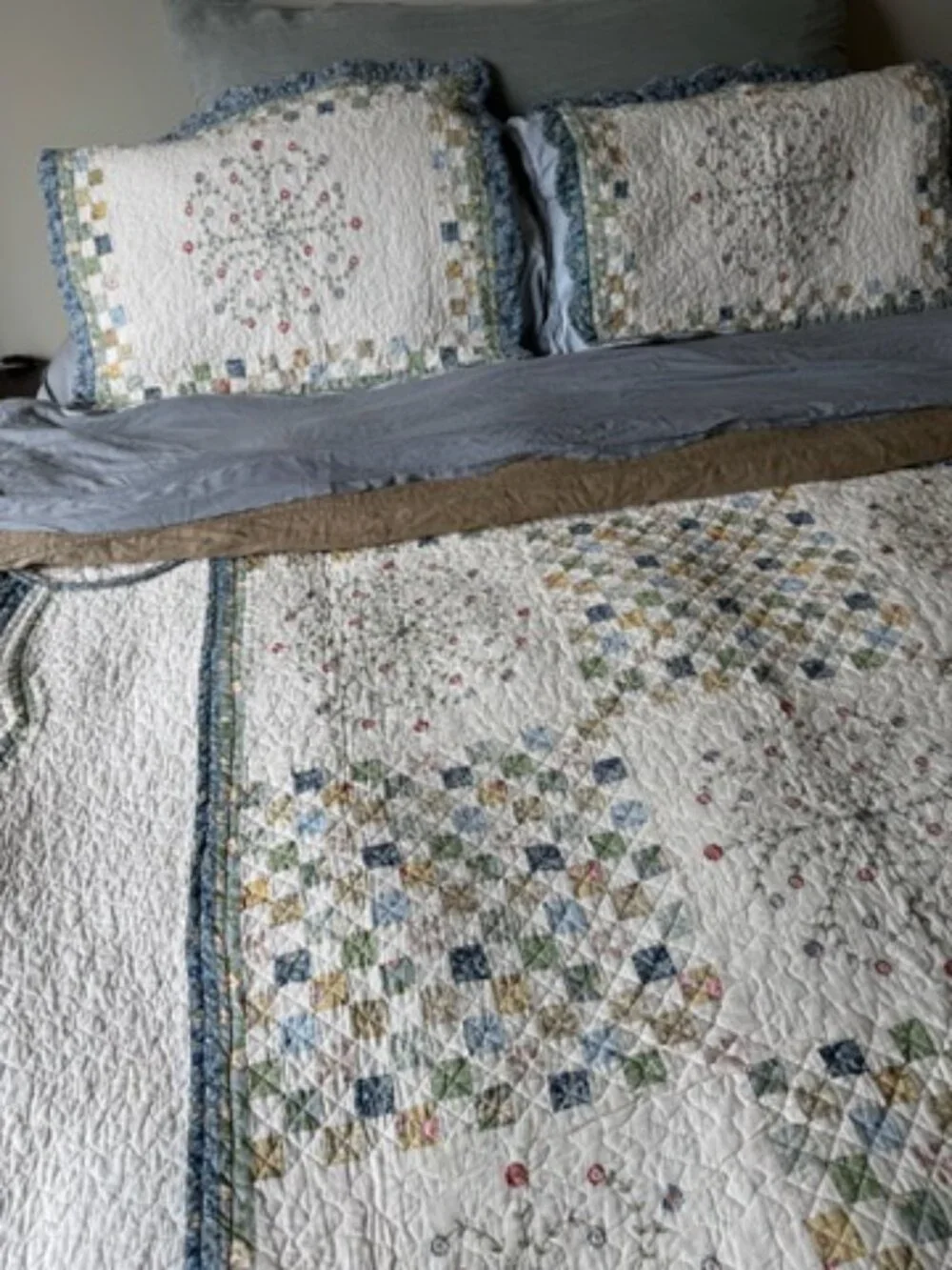 Nostalgia Home Emily Quilt Set with Matching Pillow Shams